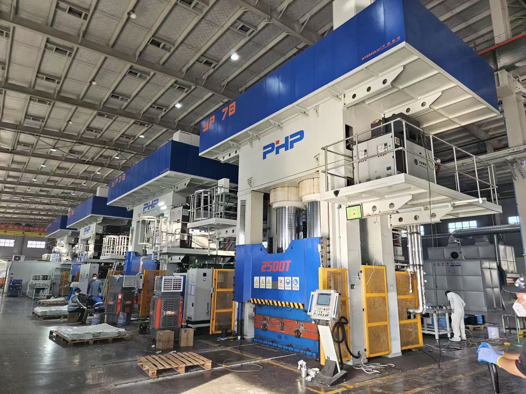 HP-RTM サーボ成形機: 最新の複合材料製造における精度、効率、自動化の進歩